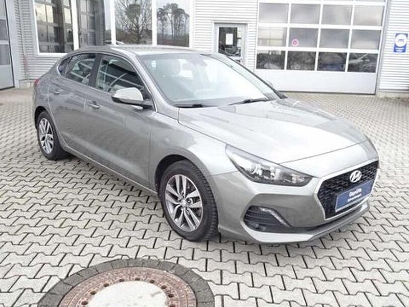 Gebraucht Hyundai i30 Trend 120 PS (88 kW) 2019 Grau Limousine