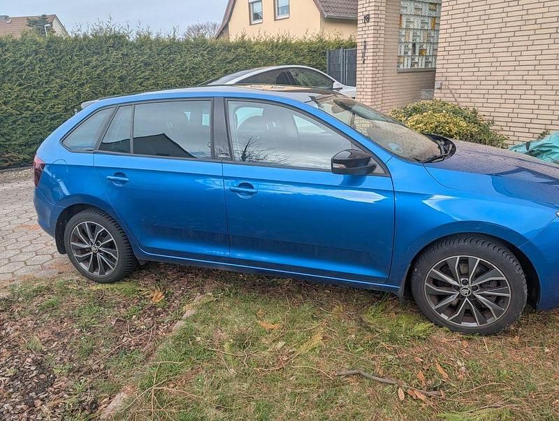 Gebraucht Skoda Rapid Style 125 PS (91 kW) 2015 Blau Kleinwagen