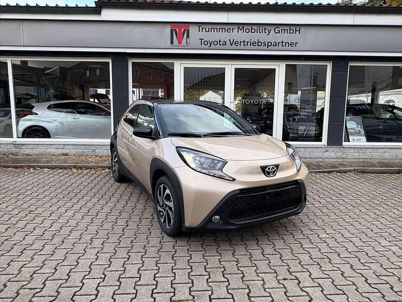Ginger beige / black mica Neu 2025 Toyota Aygo Kleinwagen | 16.890 € - Bild 1/4
