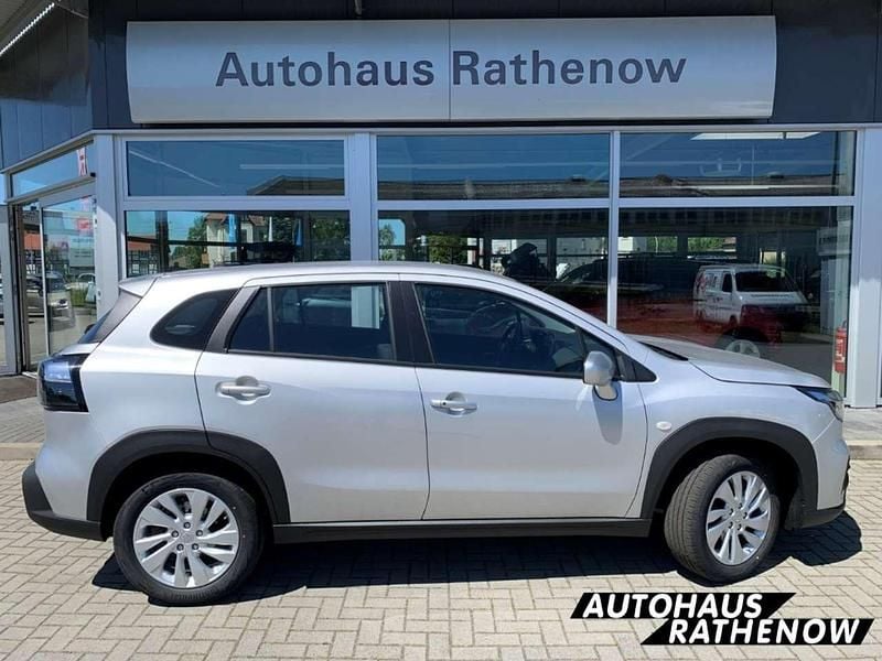 Neu Suzuki SX4 129 PS (94 kW) 2025 Silky silver metallic SUV