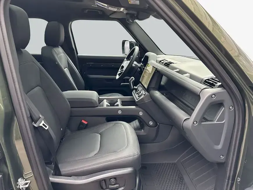 Neu Land Rover Defender SE Dynamic 249 PS (183 kW) 2026 Woolstone green metallic SUV