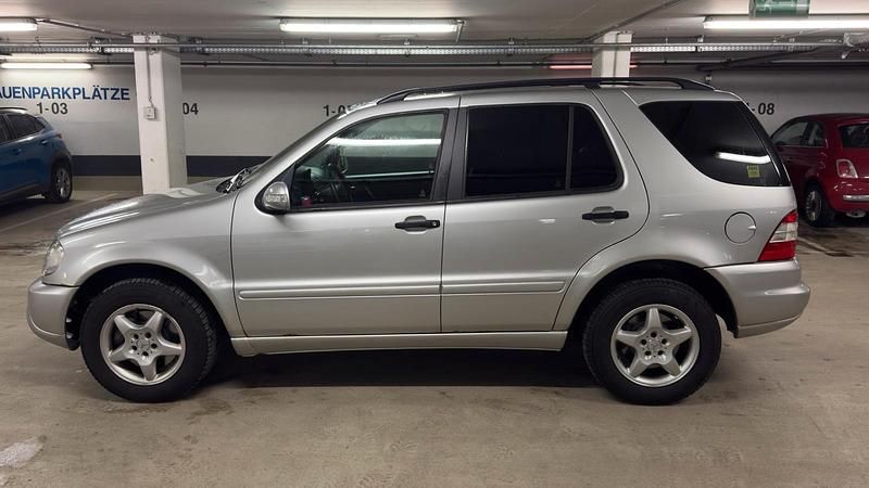 Gebraucht Mercedes ML270 163 PS (119 kW) 2002 Silber SUV