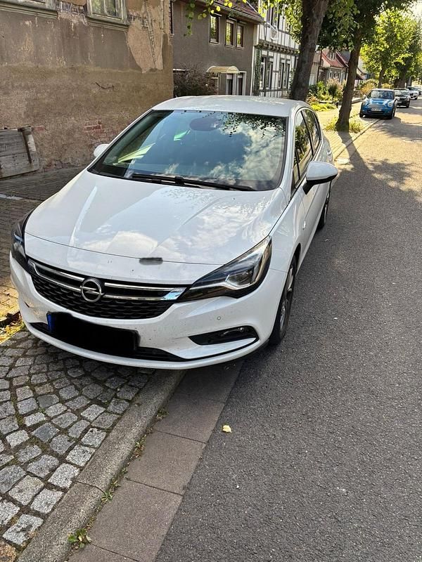 Weiß Gebraucht 2019 Opel Astra Limousine | 8.495 € (Superpreis) - Bild 1/4