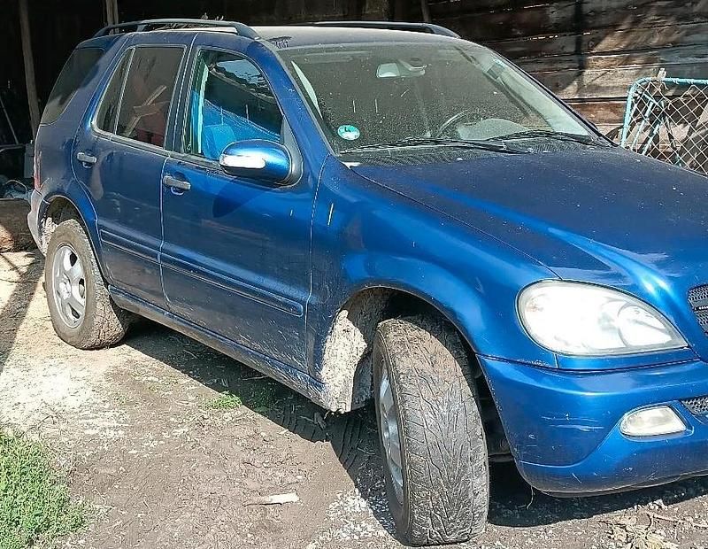 Blau Gebraucht 2002 Mercedes ML270 SUV | 3.300 € - Bild 1/2