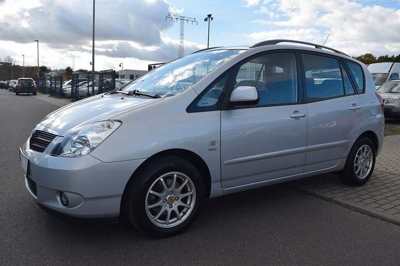 Silber Gebraucht 2004 Toyota Corolla Verso Van / Kleinbus | 3.999 € (Fairer Preis) - Bild 1/4