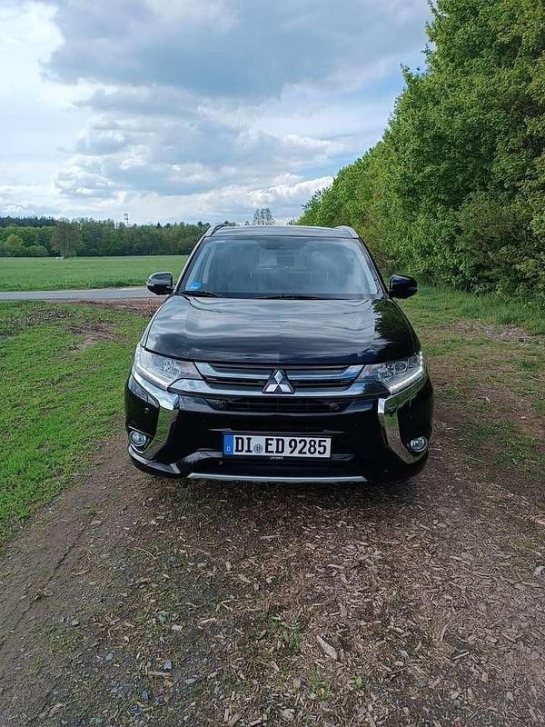 Schwarz Gebraucht 2017 Mitsubishi Outlander P-HEV Top SUV | 20.500 € - Bild 1/4