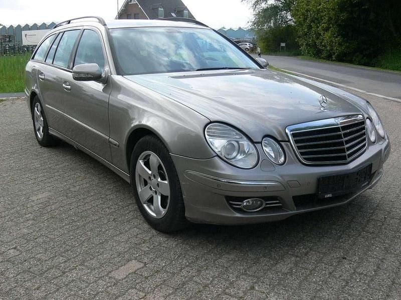 Cubanitsilber metallic Gebraucht 2009 Mercedes E220 Kombi | 3.890 € - Bild 1/4