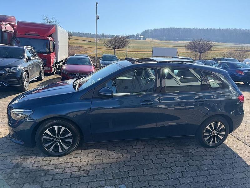 Gebraucht Mercedes B180 116 PS (85 kW) 2020 Denimblau Kleinwagen