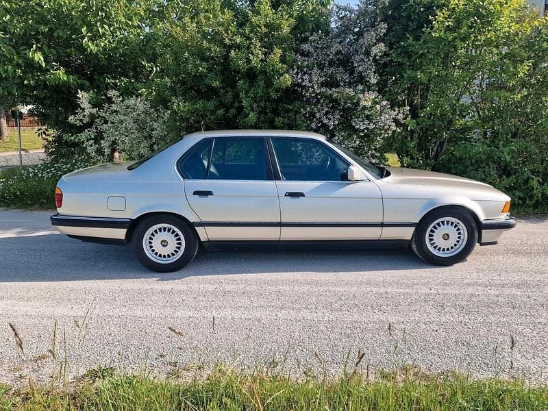 Beige Gebraucht 1988 BMW 735 Limousine | 6.699 € - Bild 1/4