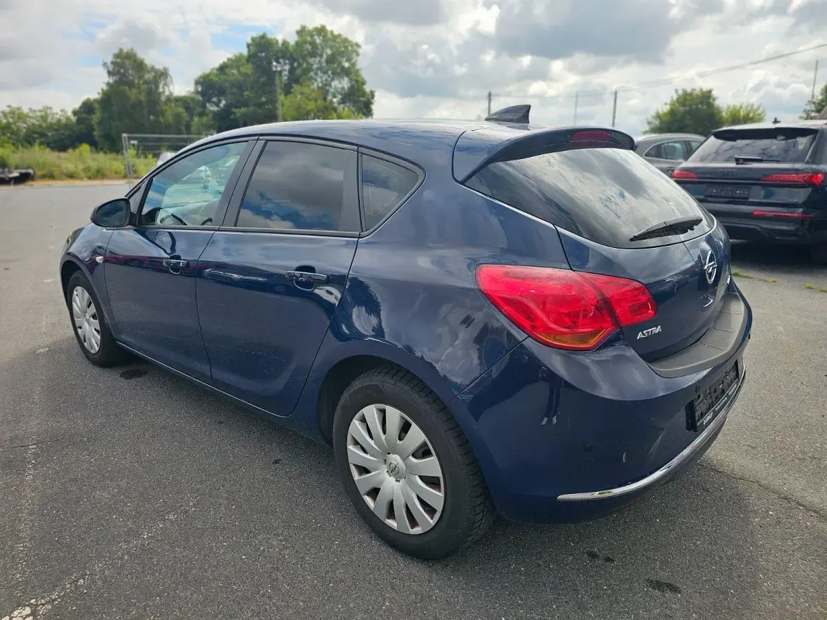Gebraucht Opel Astra 101 PS (74 kW) 2014 Blau Limousine