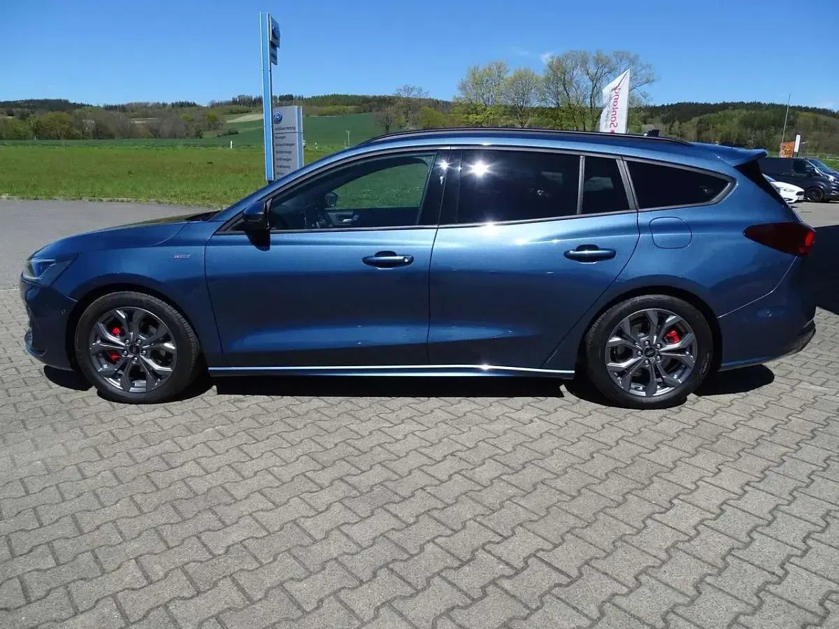 Gebraucht Ford Focus ST-Line 155 PS (114 kW) 2023 Chromablau metallic Kombi