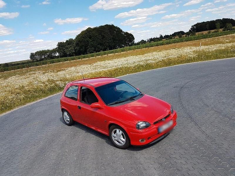 Second-hand Opel Corsa 106 CP (77 kW) 1995 Roșu Hatchback
