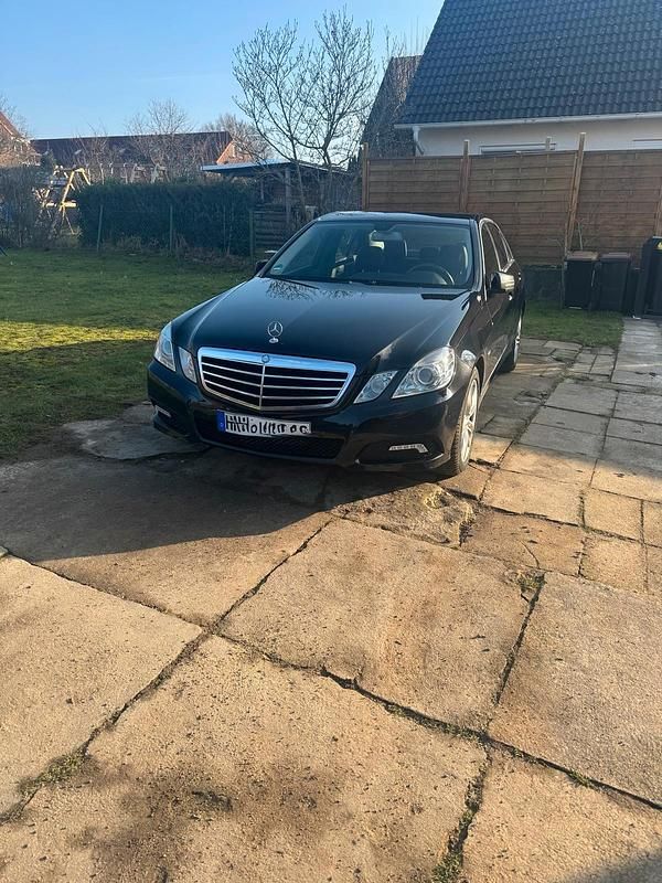 Schwarz Gebraucht 2010 Mercedes E200 Limousine | 7.250 € (Guter Preis) - Bild 1/4