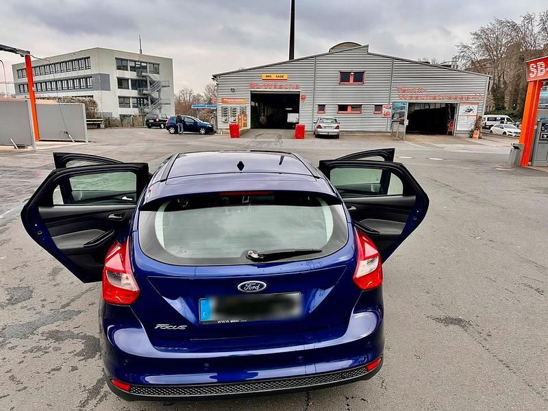 Gebraucht Ford Focus 95 PS (69 kW) 2014 Blau Limousine