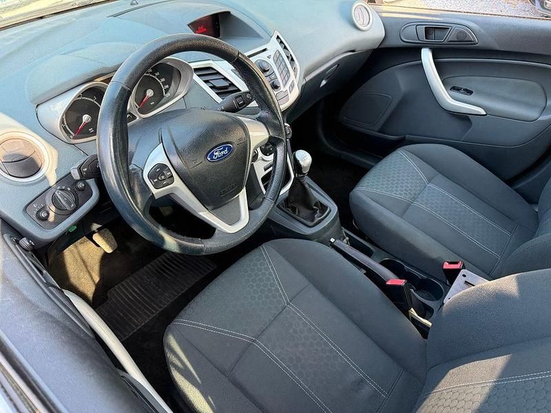 Gebraucht Ford Fiesta Titanium 82 PS (60 kW) 2010 Rot Kleinwagen