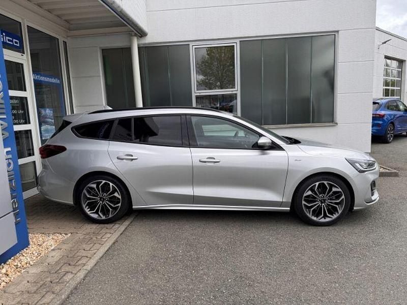 Gebraucht Ford Focus ST-Line 125 PS (91 kW) 2023 Polarsilber metallic Kombi
