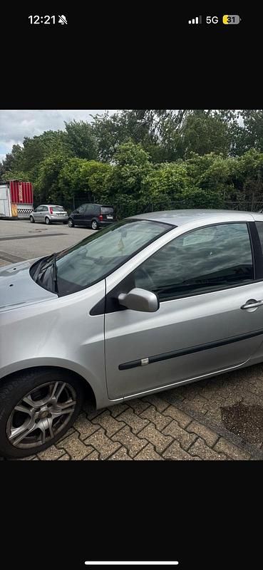 Silber Gebraucht 2002 Renault Clio II Kleinwagen | 600 € - Bild 1/4