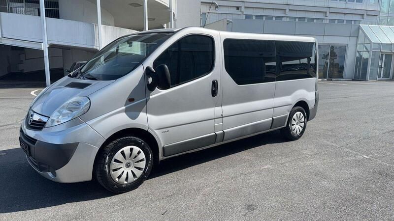 Silber Gebraucht 2009 Opel Vivaro Van | 8.800 € (Etwas zu teuer) - Bild 1/4