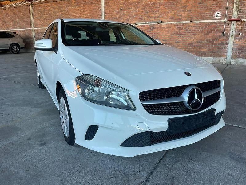Gebraucht Mercedes A160 90 PS (66 kW) 2016 Calcitweiss  unilack Limousine