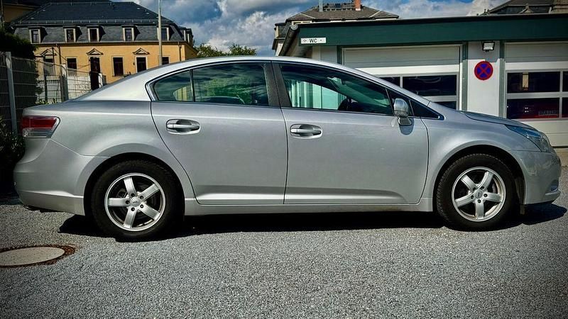 Gebraucht Toyota Avensis Sol 147 PS (108 kW) 2009 Silber Limousine