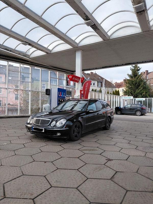 Schwarz Gebraucht 2004 Mercedes E500 Avantgarde Kombi | 6.500 € (Fairer Preis) - Bild 1/4