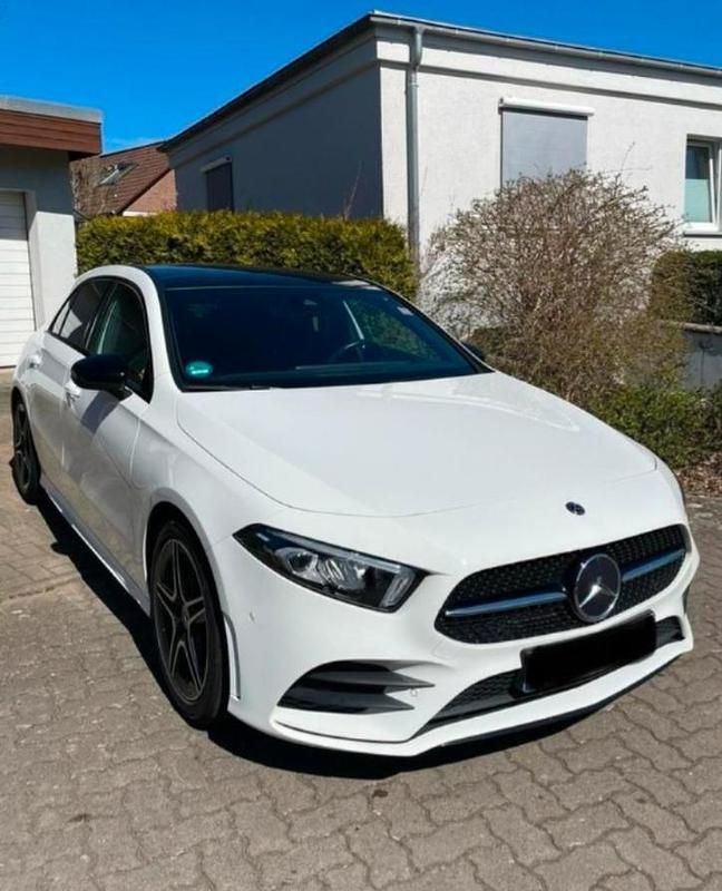 Weiß Gebraucht 2019 Mercedes A220 AMG line Limousine | 25.900 € (Etwas zu teuer) - Bild 1/4