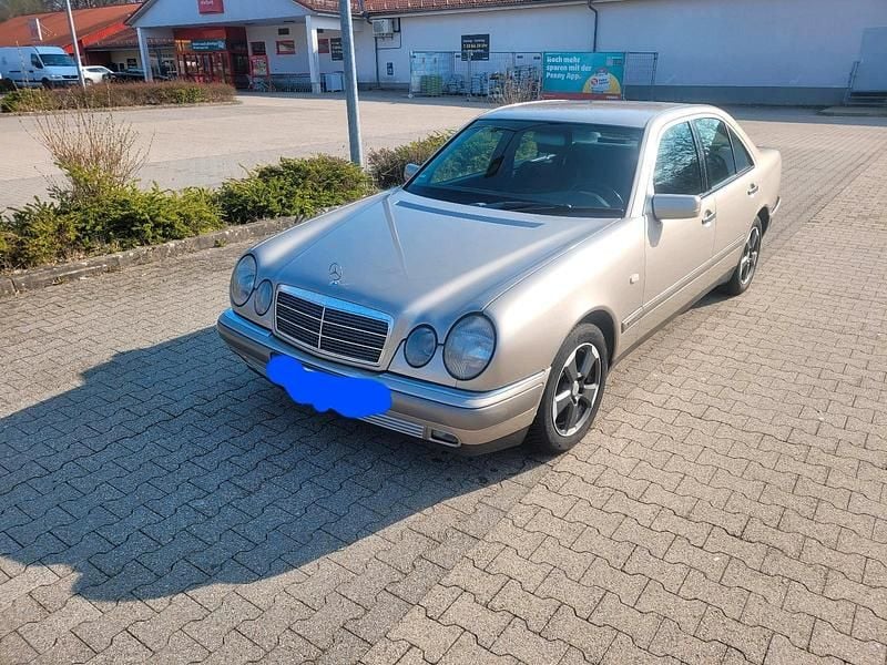 Gebraucht Mercedes 220 140 PS (102 kW) 1999 Gold Limousine