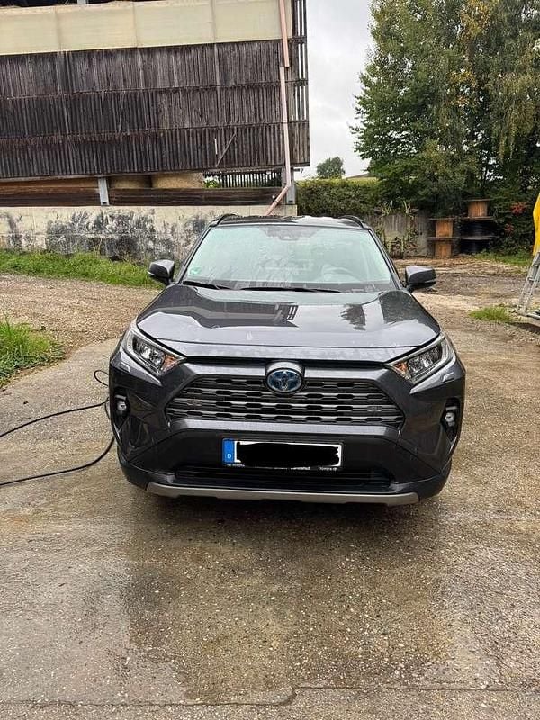 Grau Gebraucht 2024 Toyota RAV4 Hybrid Team SUV | 38.900 € (Guter Preis) - Bild 1/4