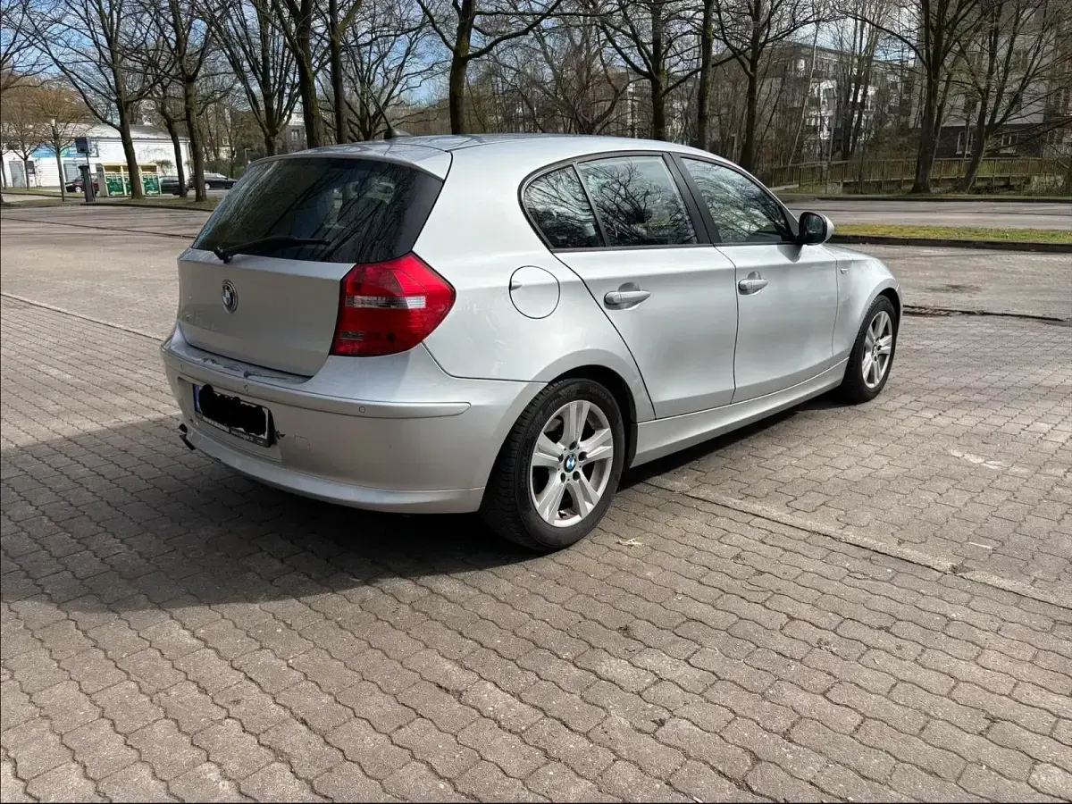 Gebraucht BMW 320 122 PS (89 kW) 2010 Grau Kleinwagen