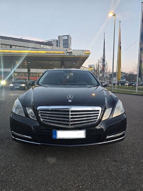 Gebraucht Mercedes E200 Elegance 184 PS (135 kW) 2010 Schwarz Limousine