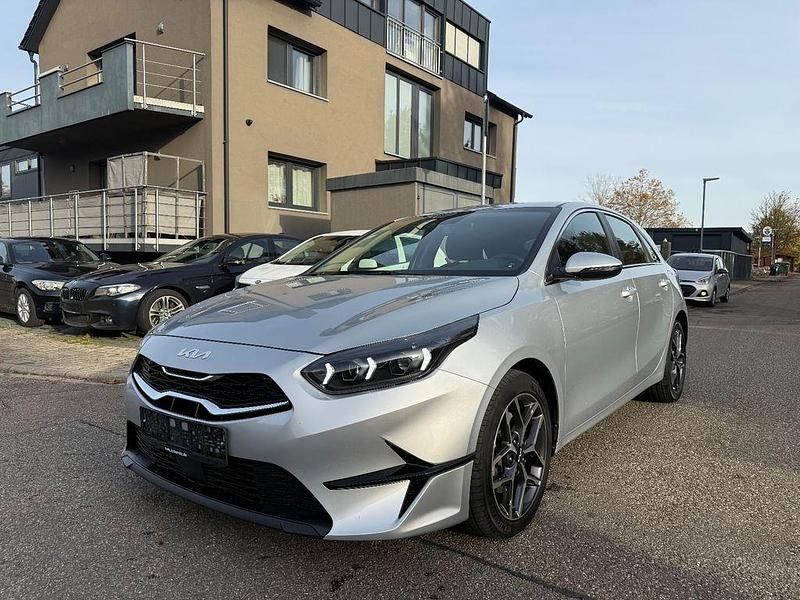 Silber Gebraucht 2023 Kia Ceed Limousine | 21.450 € (Guter Preis) - Bild 1/4
