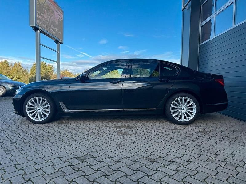Gebraucht BMW 730 265 PS (194 kW) 2016 Saphirschwarz Limousine