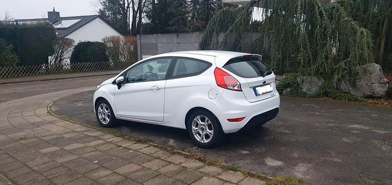 Gebraucht Ford Fiesta Trend 65 PS (47 kW) 2014 Weiß Kleinwagen