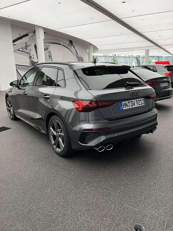 Grau Gebraucht 2023 Audi S3 Sportback Basis Kleinwagen | 39.600 € (Fairer Preis) - Bild 1/4