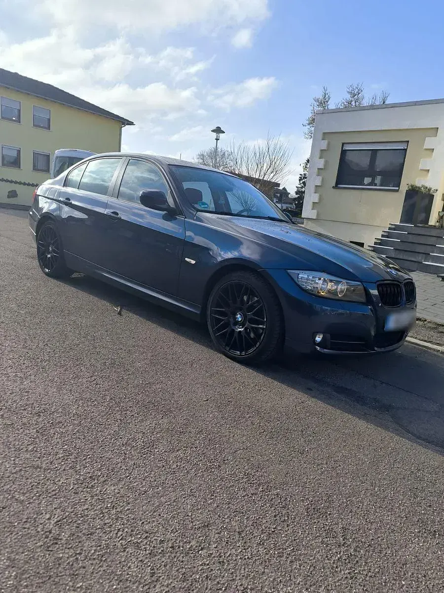 Gebraucht BMW 318 143 PS (105 kW) 2011 Blau Limousine