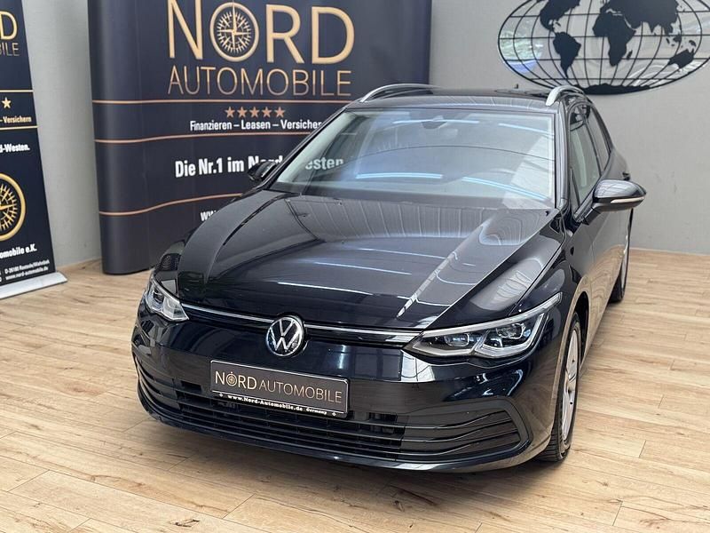 Deep black perleffek (metallic) Gebraucht 2022 VW Golf VIII Life Kombi | 19.900 € (Fairer Preis) - Bild 1/3