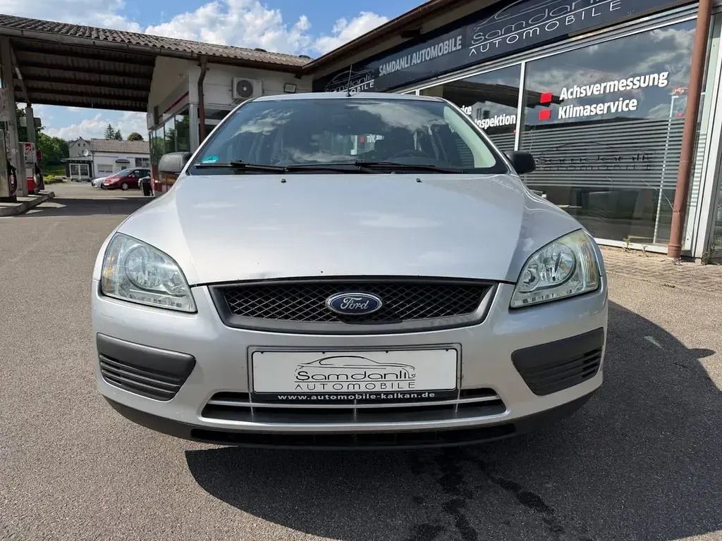 Gebraucht Ford Focus Trend 101 PS (74 kW) 2005 Silber Limousine