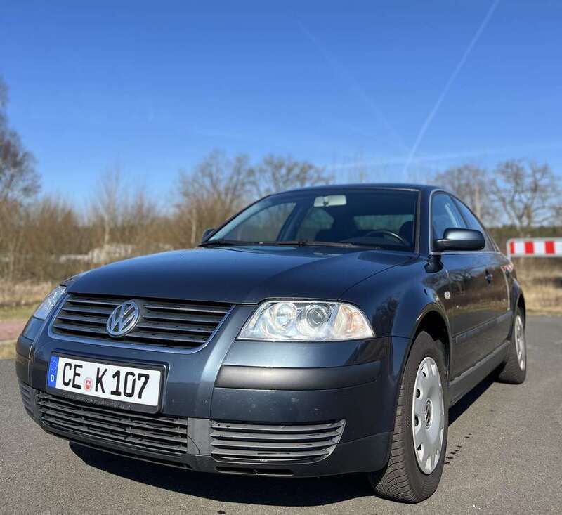 Grau Gebraucht 2002 VW Passat Comfortline Limousine | 2.750 € (Etwas zu teuer) - Bild 1/4