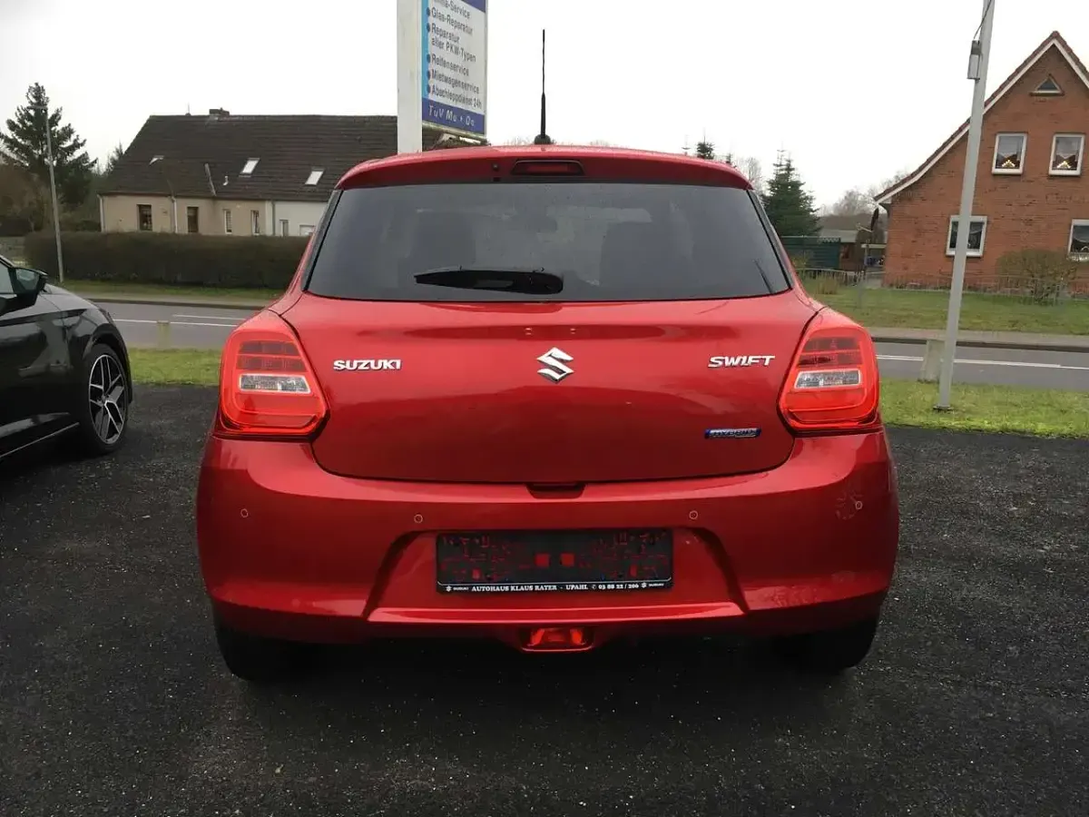 Gebraucht Suzuki Swift Comfort 83 PS (61 kW) 2023 Burning red pearl metallic Kleinwagen