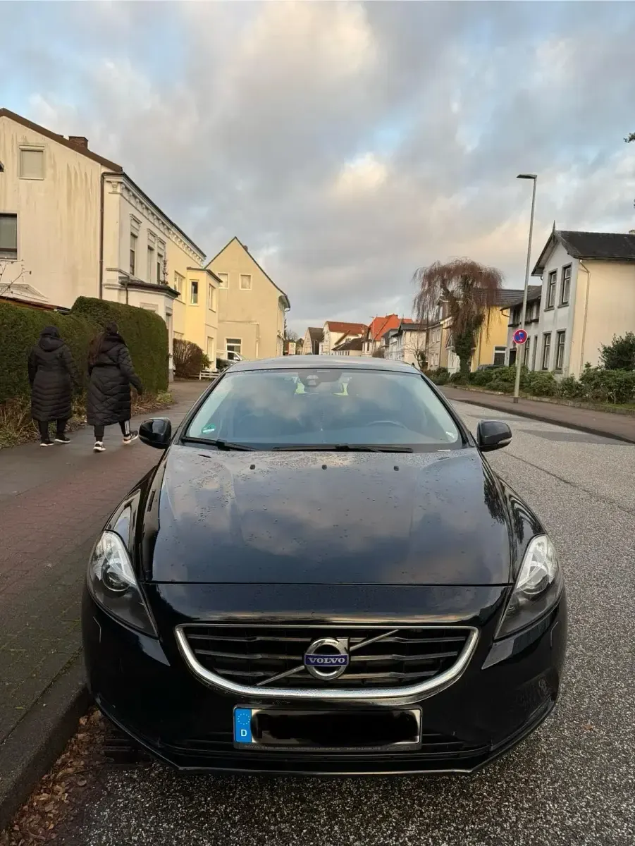Gebraucht Volvo V40 114 PS (83 kW) 2012 Schwarz Kleinwagen