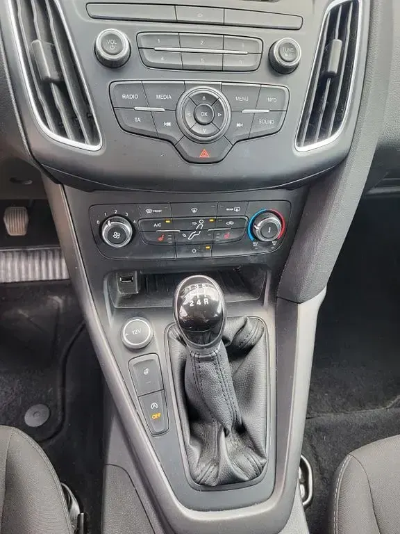 Gebraucht Ford Focus Trend 101 PS (74 kW) 2015 Weiß Limousine