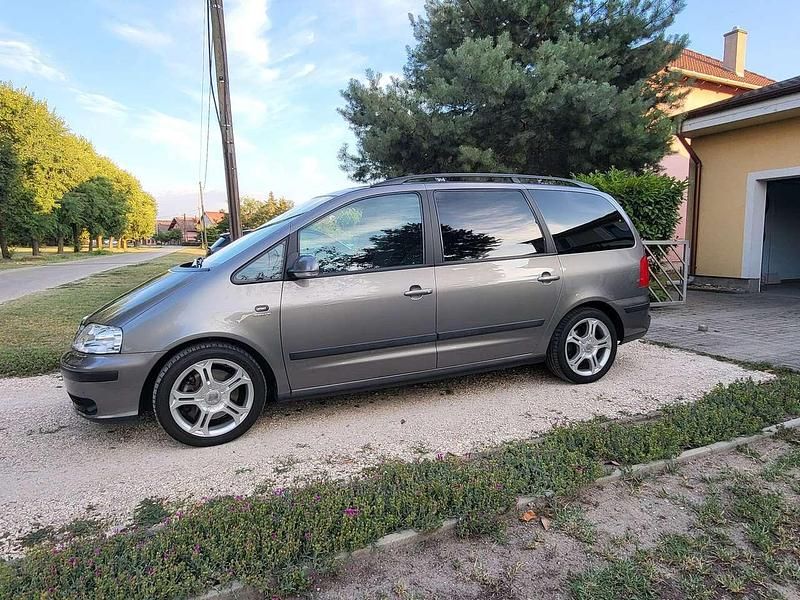 Grau Gebraucht 2009 Seat Alhambra Sport Van / Kleinbus | 12.990 € - Bild 1/4