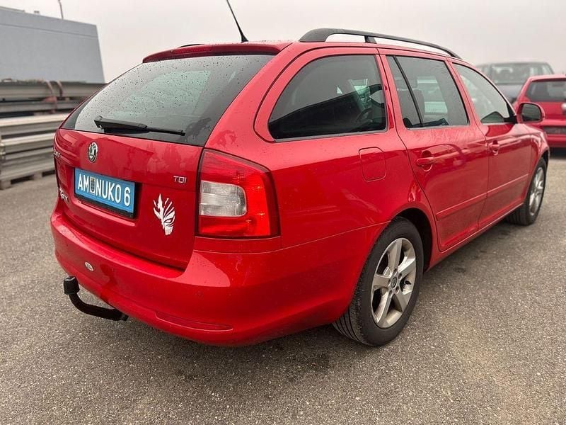 Gebraucht Skoda Octavia Elegance 105 PS (77 kW) 2012 Rot Kombi