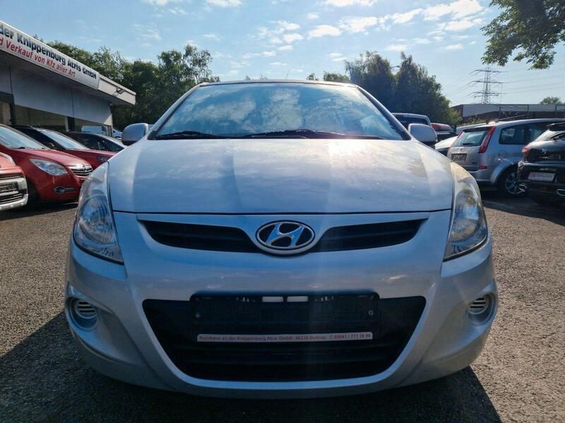 Silber Gebraucht 2012 Hyundai i20 Edition Kleinwagen | 2.650 € (Fairer Preis) - Bild 1/4