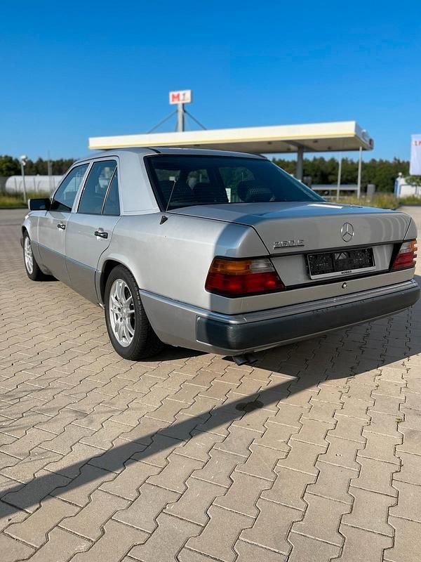 Gebraucht Mercedes E260 160 PS (117 kW) 1991 Silber Limousine