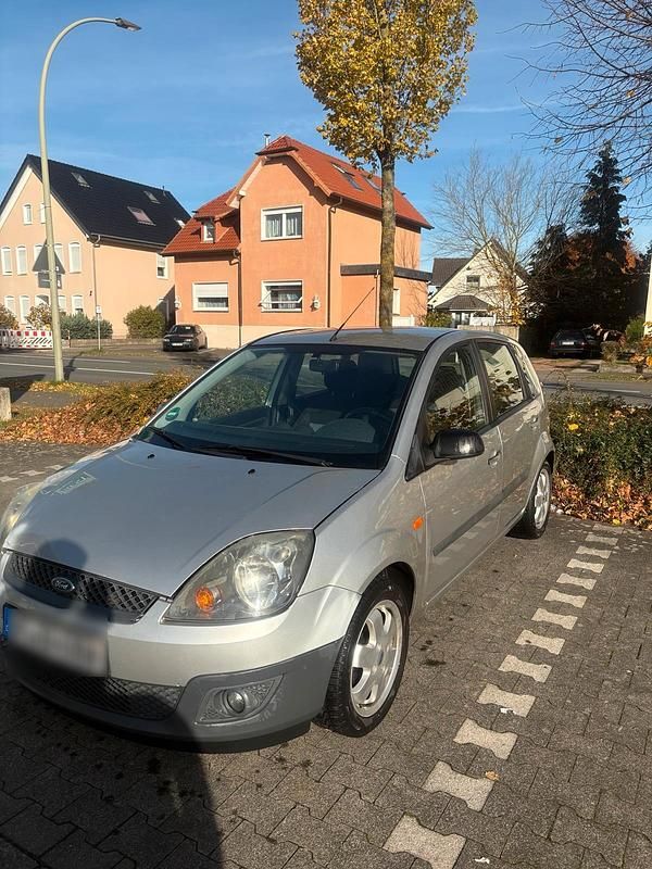 Grau Gebraucht 2008 Ford Fiesta Kleinwagen | 1.350 € (Fairer Preis) - Bild 1/4