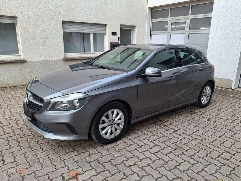 Grau Gebraucht 2017 Mercedes A180 Limousine | 12.790 € (Guter Preis) - Bild 1/4