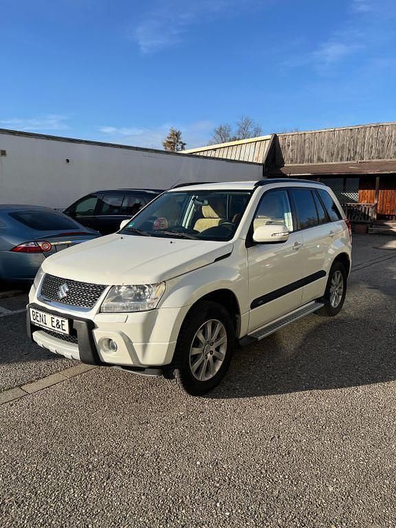 Weiß Gebraucht 2011 Suzuki Grand Vitara Comfort SUV | 10.300 € (Fairer Preis) - Bild 1/4