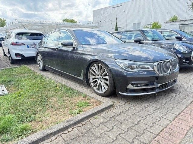 Grau Gebraucht 2015 BMW 750L Executive Limousine | 15.980 € - Bild 1/4