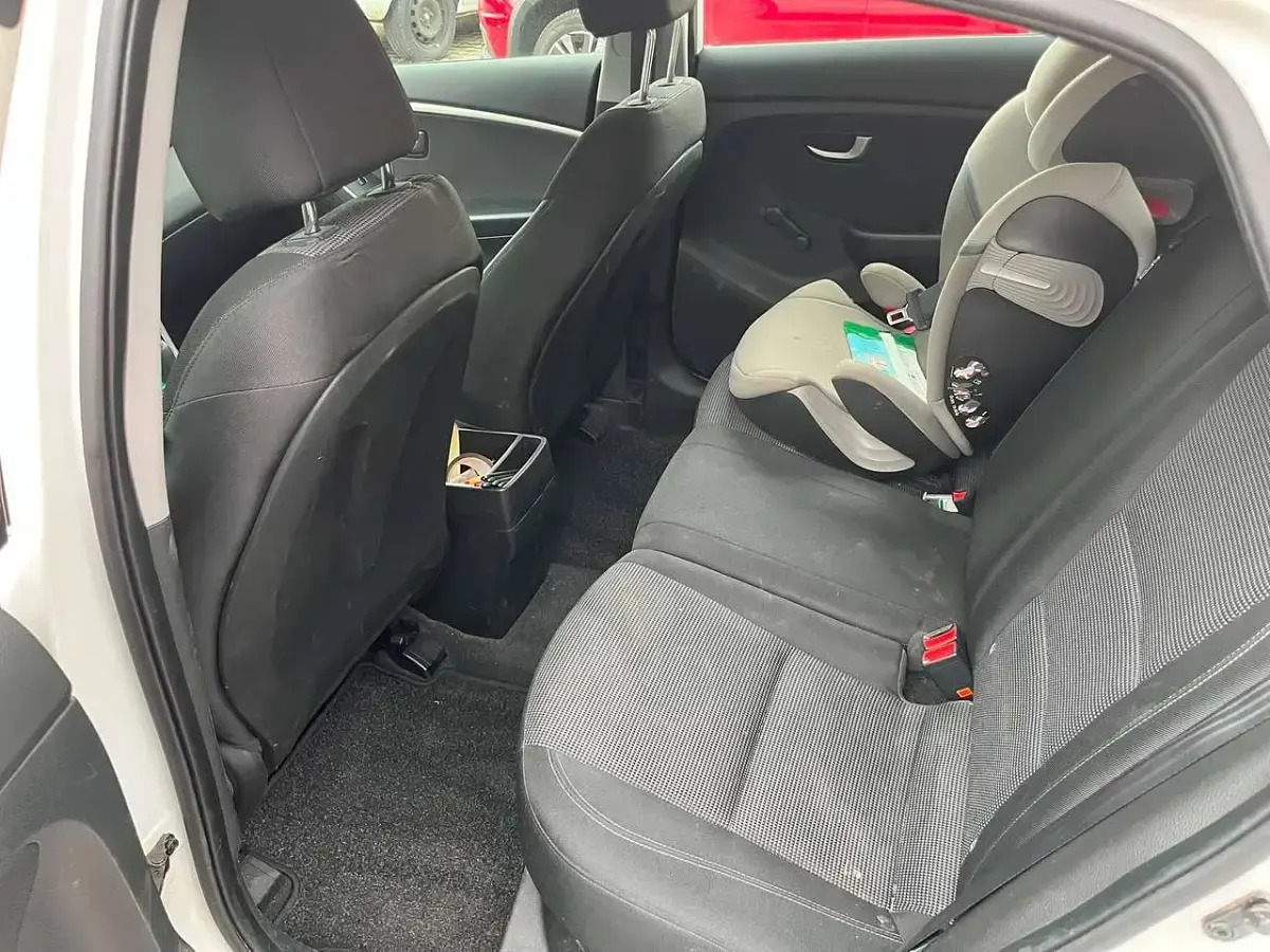 Gebraucht Hyundai i30 Classic 101 PS (74 kW) 2015 Weiß Limousine